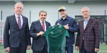 mesut-ozil-esenlerde-sahaya-indi-JnznAeVA.jpg
