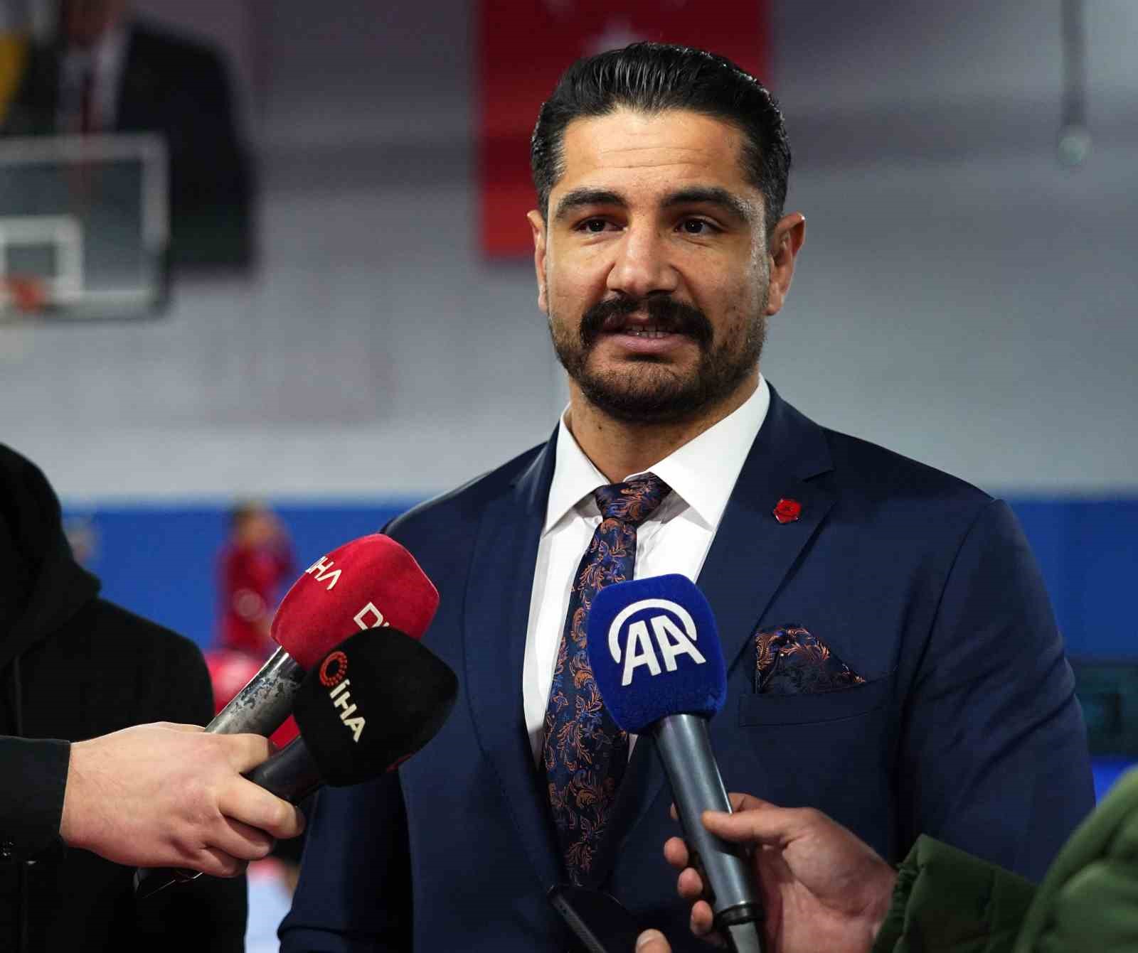 mesut ozilden gures milli takimina ziyaret 0 2CzWHMVO