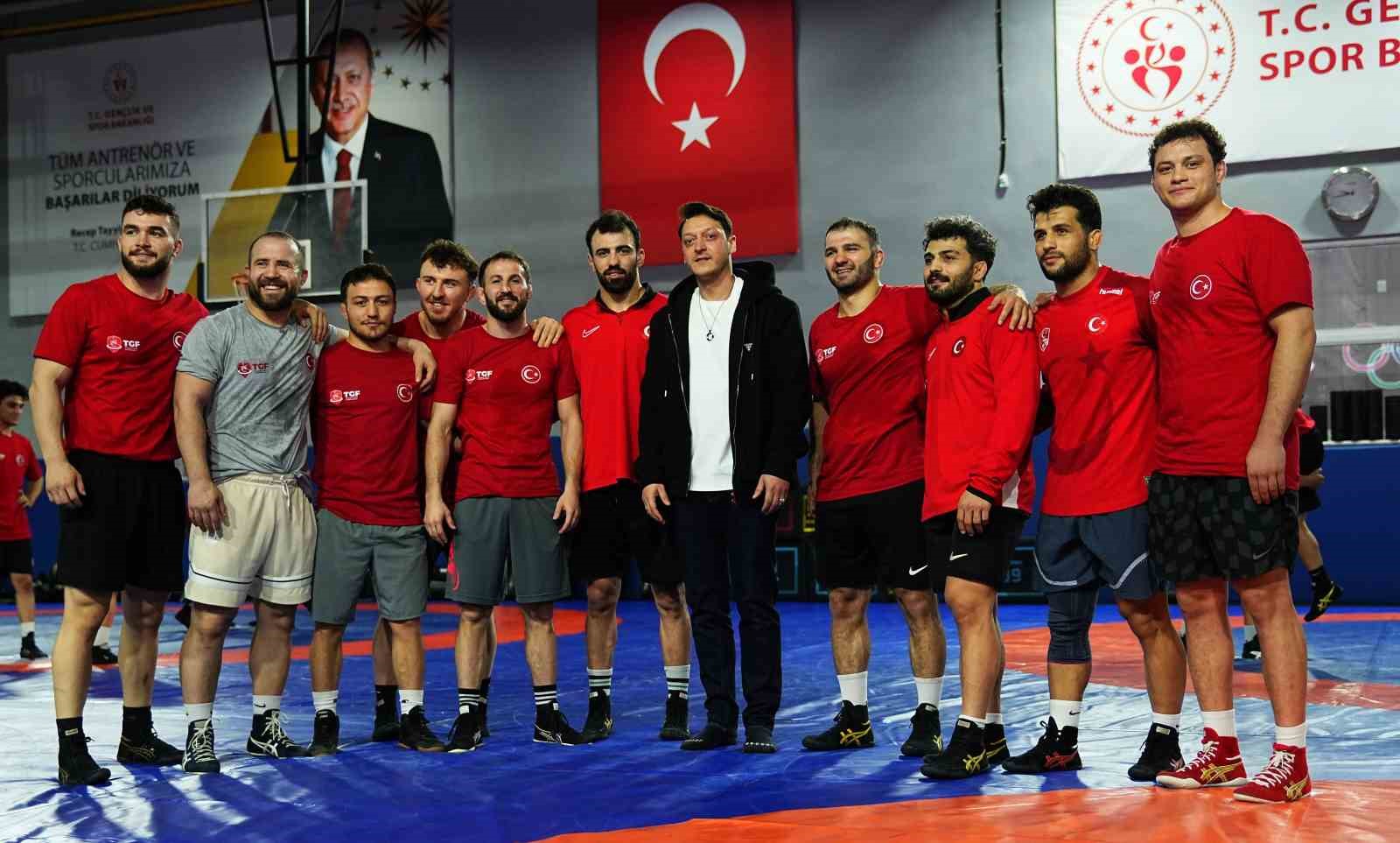 mesut ozilden gures milli takimina ziyaret 10 NKyDEcUJ