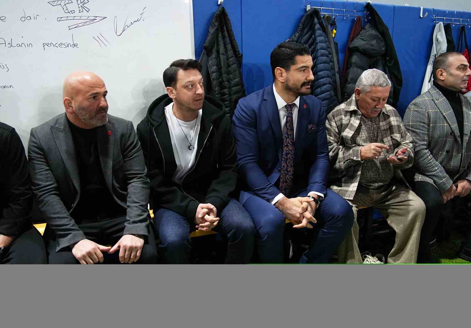 mesut ozilden gures milli takimina ziyaret 12 zJwwXzIU
