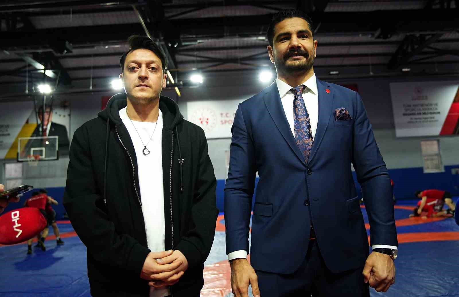 mesut ozilden gures milli takimina ziyaret 13