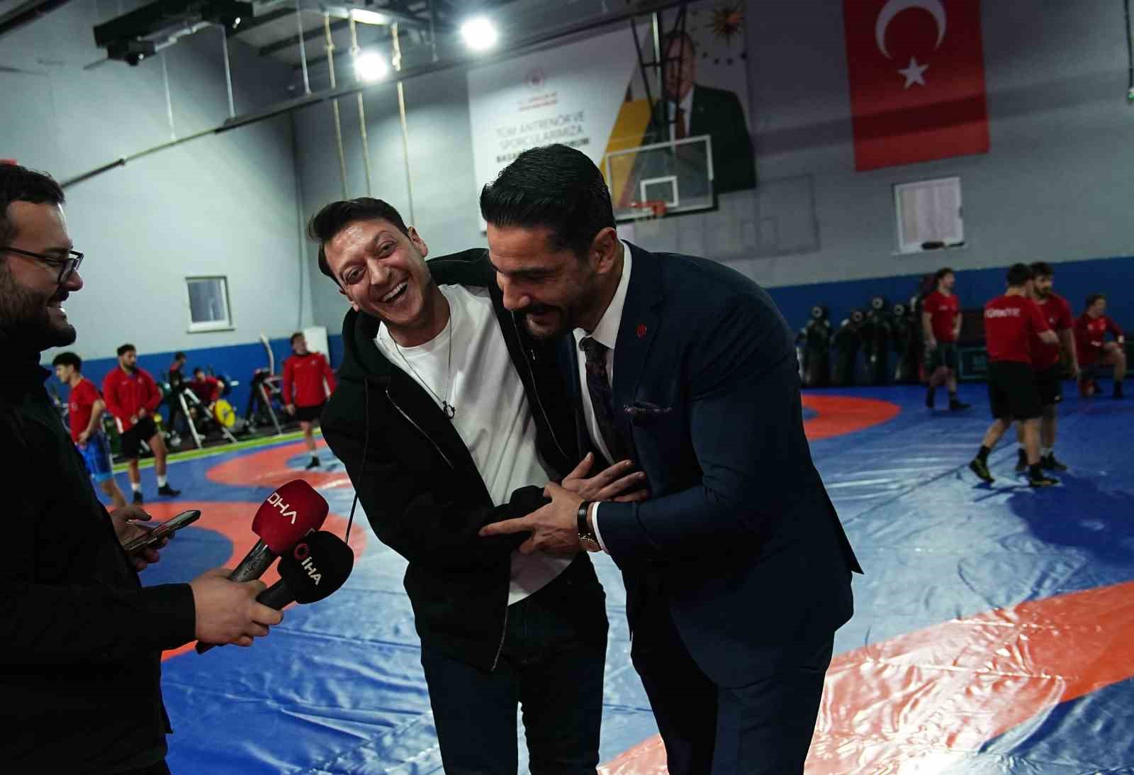 mesut ozilden gures milli takimina ziyaret 5 CAEY9jFP