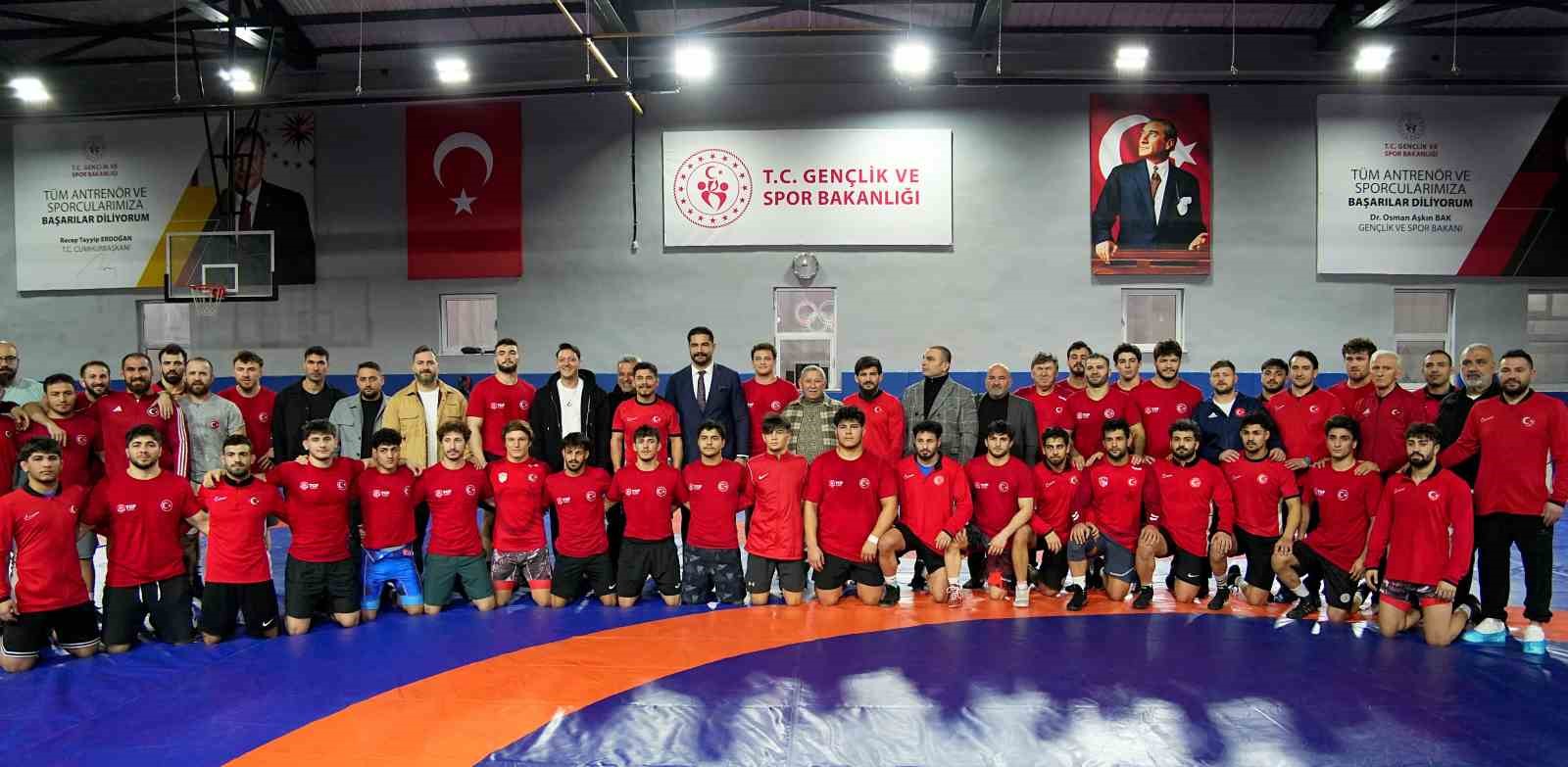 mesut ozilden gures milli takimina ziyaret 7 dMblQ4iT