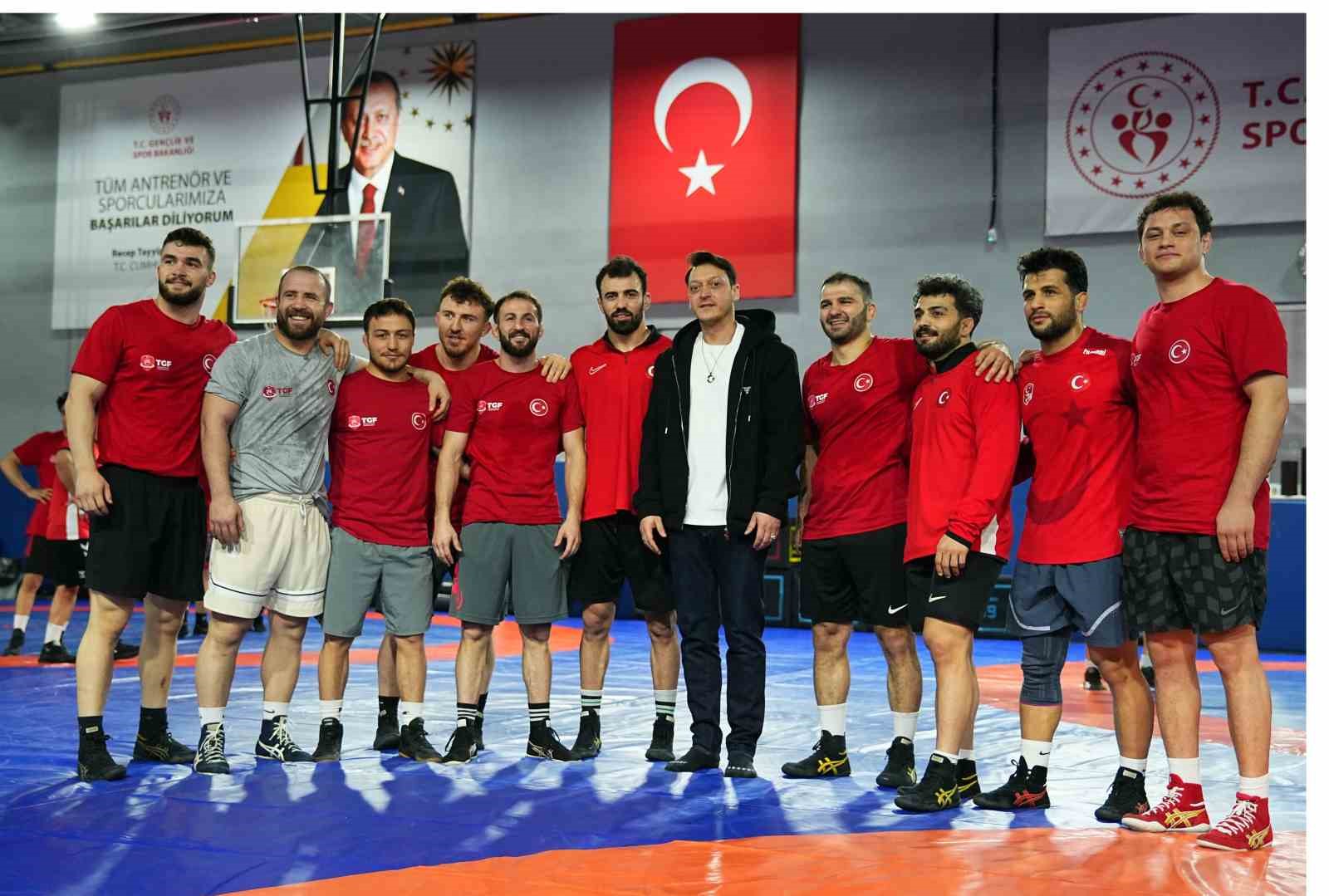 mesut ozilden gures milli takimina ziyaret 9 aegSHJMA