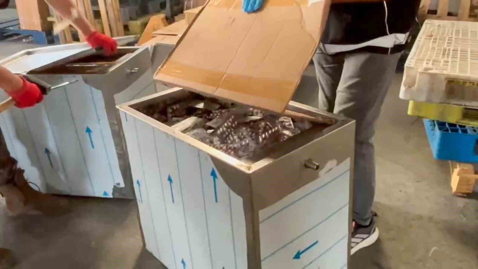 metal kolilerden binlerce sentetik hap cikti 2 kisi tutuklandi 0