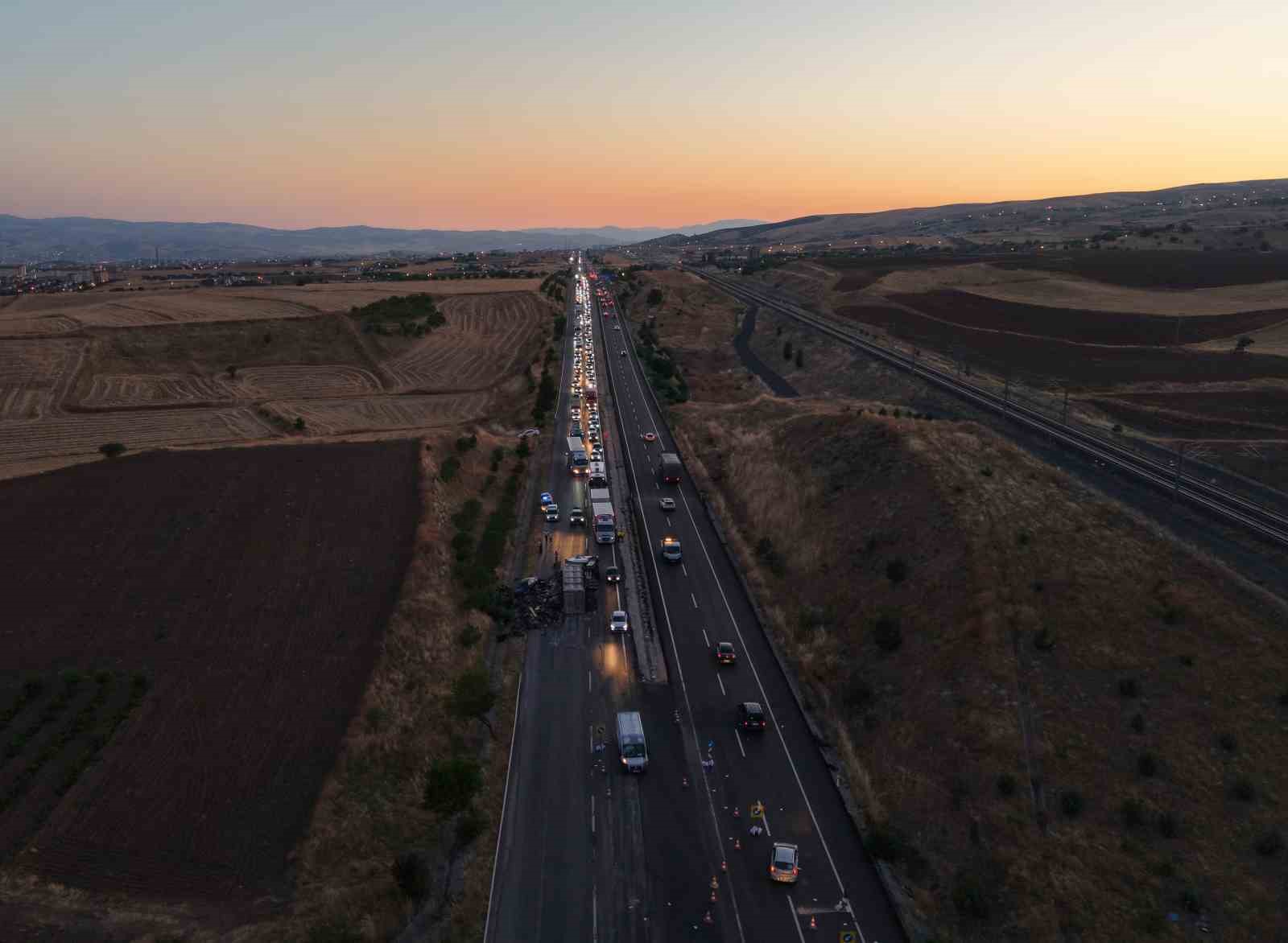 Metal yüklü tır yola devrildi: Karı-koca faciadan son anda kurtuldu 4 metal yuklu tir yola devrildi kari koca faciadan son anda kurtuldu 0 vX2XghvT
