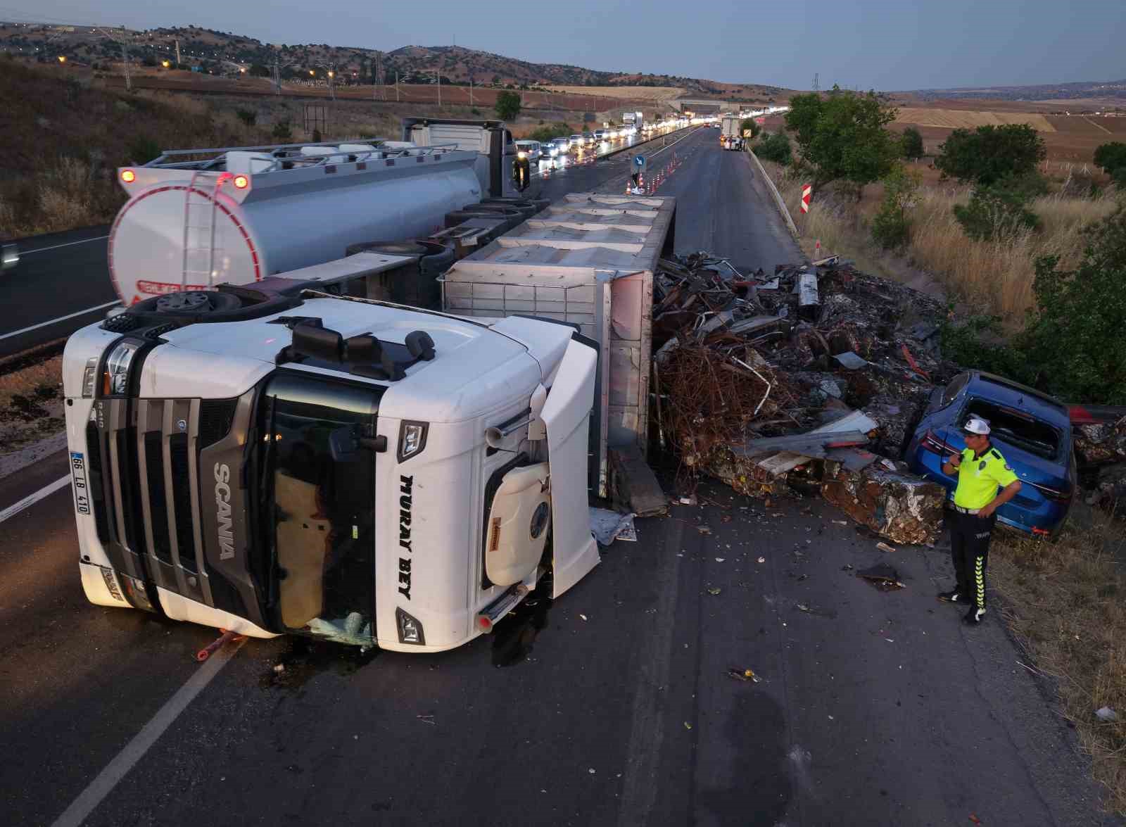 Metal yüklü tır yola devrildi: Karı-koca faciadan son anda kurtuldu 6 metal yuklu tir yola devrildi kari koca faciadan son anda kurtuldu 2 7LldO46t