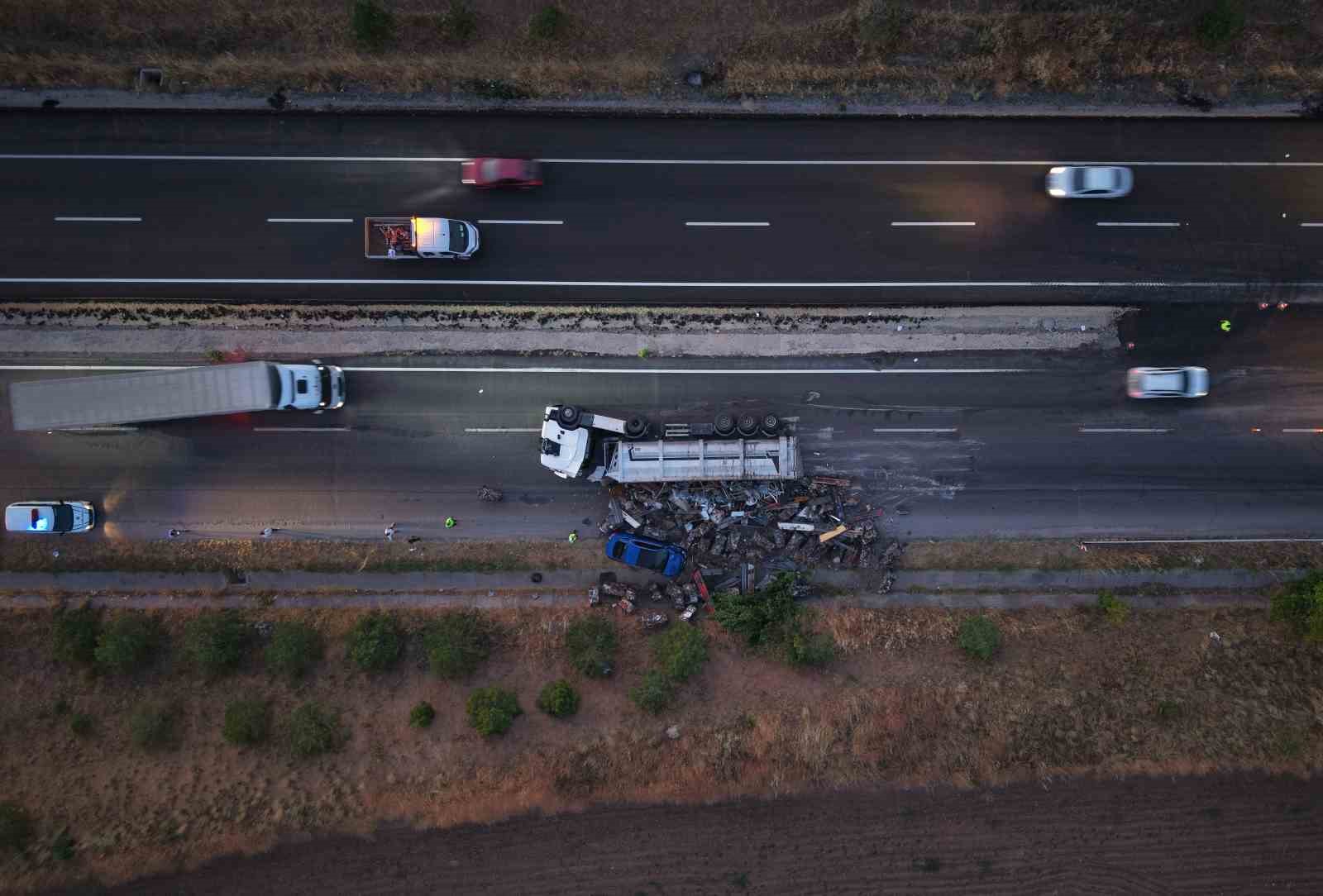 Metal yüklü tır yola devrildi: Karı-koca faciadan son anda kurtuldu 7 metal yuklu tir yola devrildi kari koca faciadan son anda kurtuldu 3 MEW1AAsD