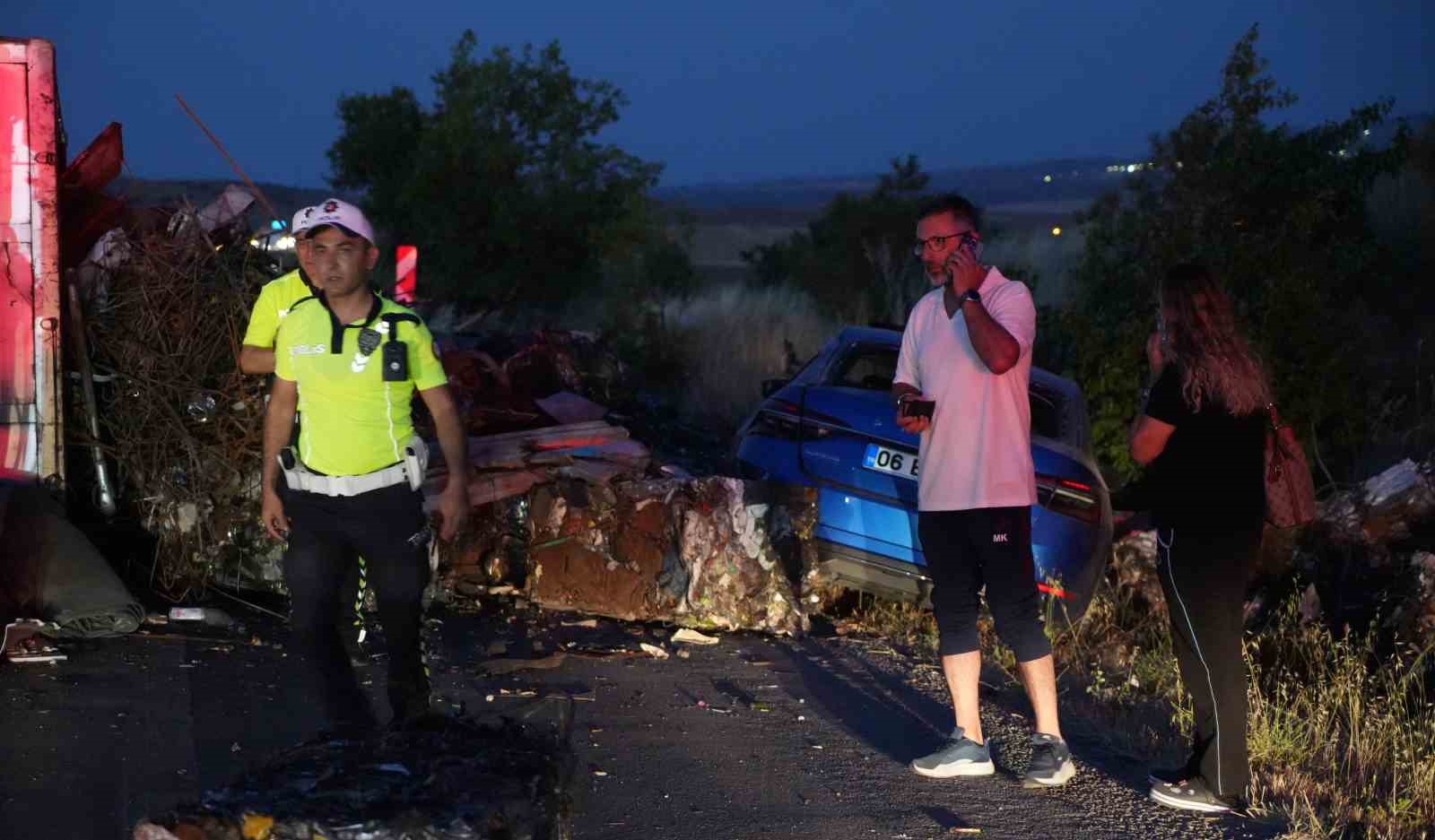 Metal yüklü tır yola devrildi: Karı-koca faciadan son anda kurtuldu 11 metal yuklu tir yola devrildi kari koca faciadan son anda kurtuldu 7 uLL8lfeQ