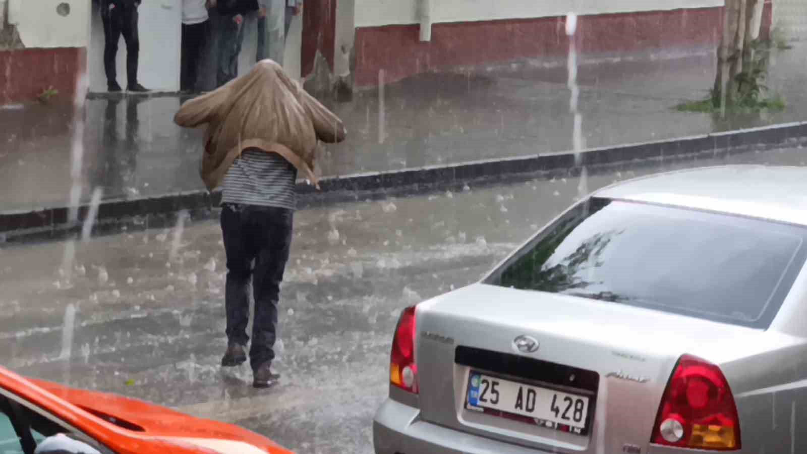 meteoroloji uyarmisti karsi dolu vurdu sanayi bolgesi beyaza burundu 1 nPUS8ja2