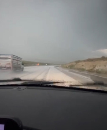 meteoroloji-uyarmisti-karsta-dolu-yagisi-yollari-beyaza-burudu-1KQ5OyRf.jpg