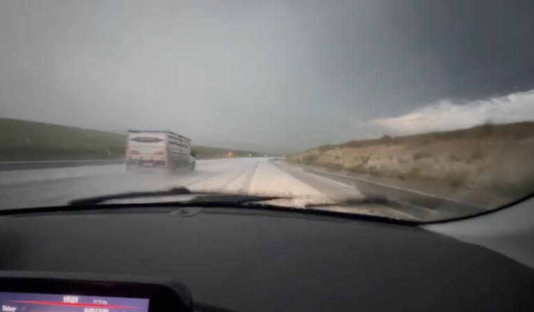 meteoroloji-uyarmisti-karsta-dolu-yagisi-yollari-beyaza-burudu-1KQ5OyRf.jpg