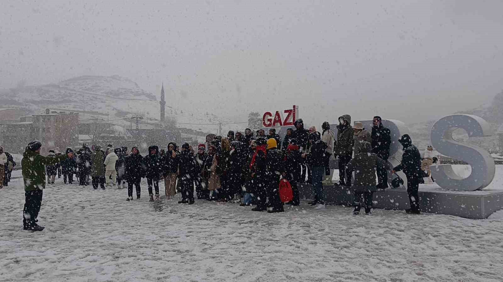 meteoroloji uyarmisti karsta yogun kar yagisi basladi 1 der4aIsa