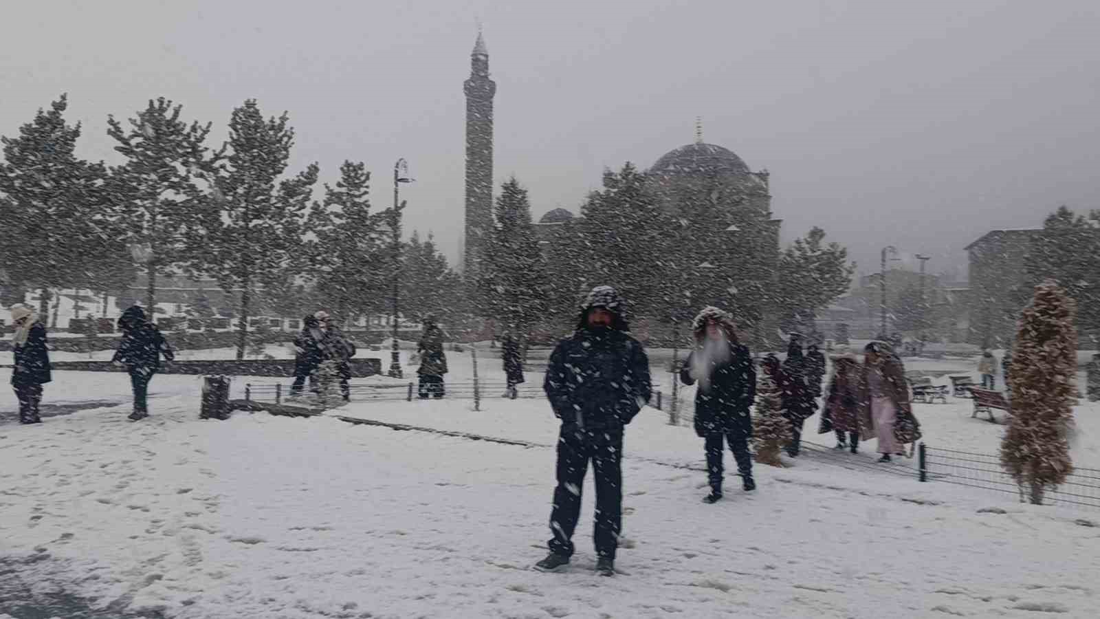 meteoroloji uyarmisti karsta yogun kar yagisi basladi 2 D7VSJ7H1