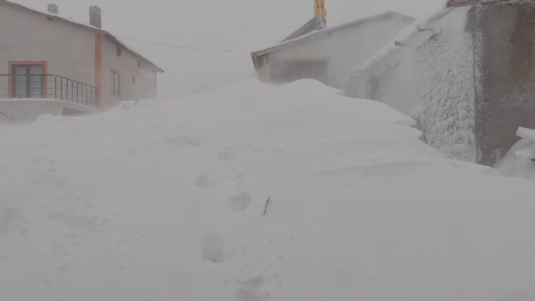 meteorolojinin uyardigi kentte tipi etkili oldu kar kalinligi yer yer 3 metreyi buldu 4 uNcQMSmZ