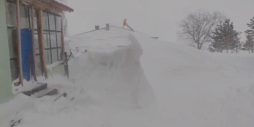 meteorolojinin-uyardigi-kentte-tipi-etkili-oldu-kar-kalinligi-yer-yer-3-metreyi-buldu-xqpkhiWb.jpg