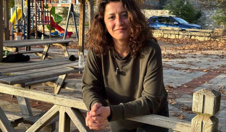 metin-akpinarin-biyolojik-kizi-oldugu-iddia-edilen-duygu-nebioglu-dava-bittiginde-susturulmus-cocuklarin-da-he3DVYrA.jpg
