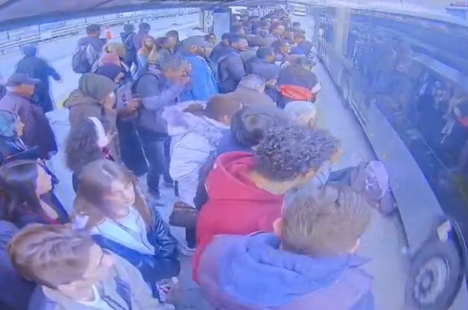 metrobus duraginda dehset ani bayilan kiz metrobusun onune dustu 1