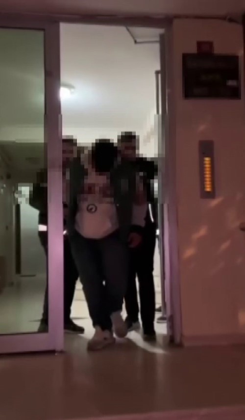 metroda oyuncak tufekle video ceken genc gozaltina alindi 0