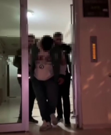 metroda-oyuncak-tufekle-video-ceken-genc-gozaltina-alindi-c4EMga85.jpg
