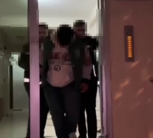 metroda-oyuncak-tufekle-video-ceken-genc-gozaltina-alindi-c4EMga85.jpg