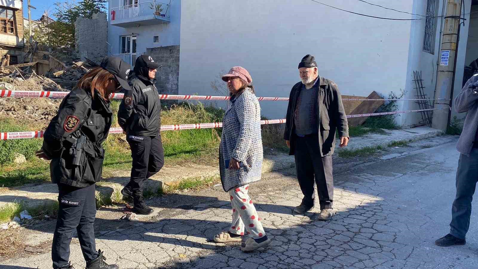 Metruk bina yıkımı yarıda kaldı, evime zarar geliyor dedi ortalığı birbirine kattı 6 metruk bina yikimi yarida kaldi evime zarar geliyor dedi ortaligi birbirine katti 2 OlPqCmyf