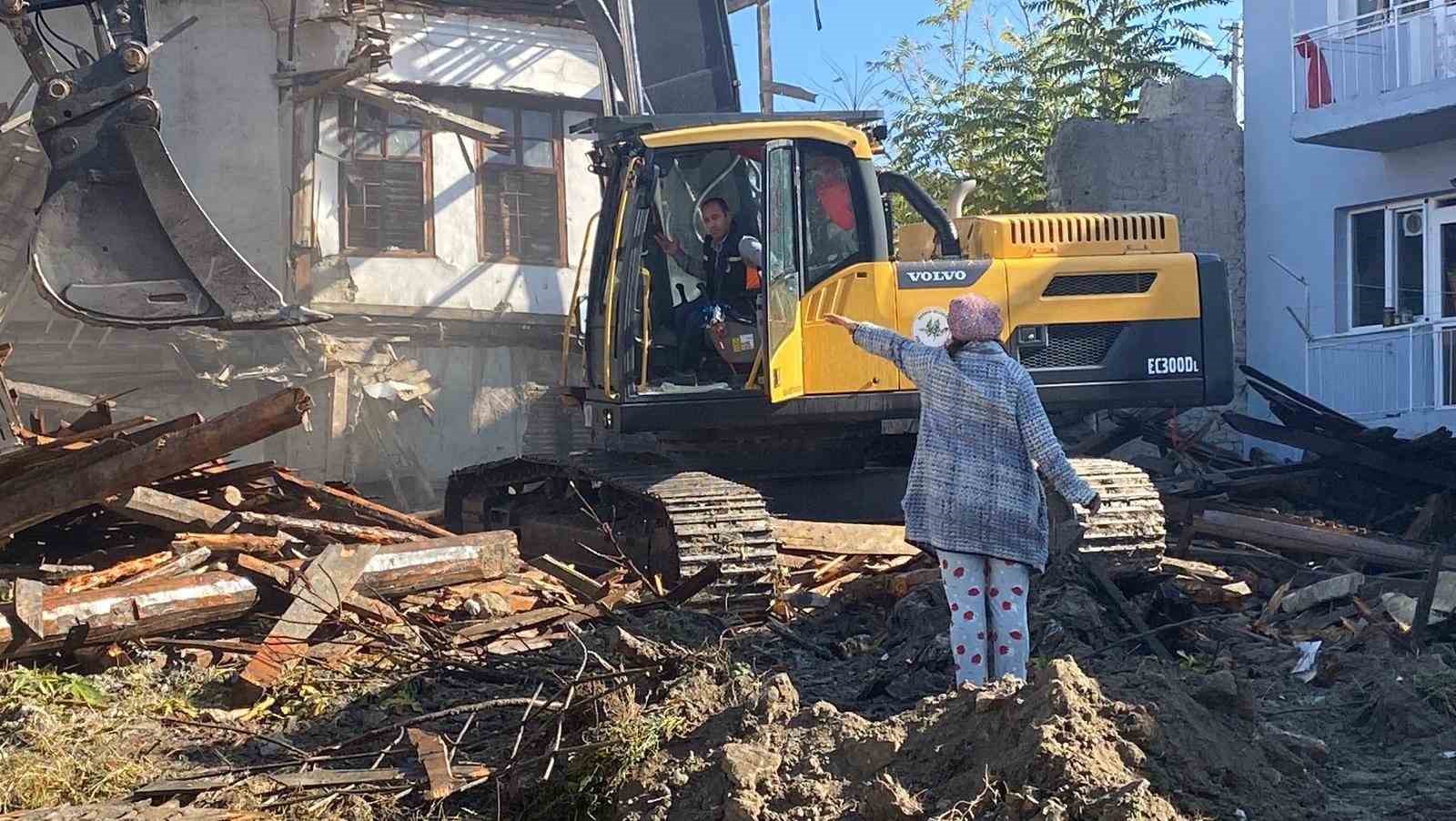 Metruk bina yıkımı yarıda kaldı, evime zarar geliyor dedi ortalığı birbirine kattı 10 metruk bina yikimi yarida kaldi evime zarar geliyor dedi ortaligi birbirine katti 6 lHU2pH9z