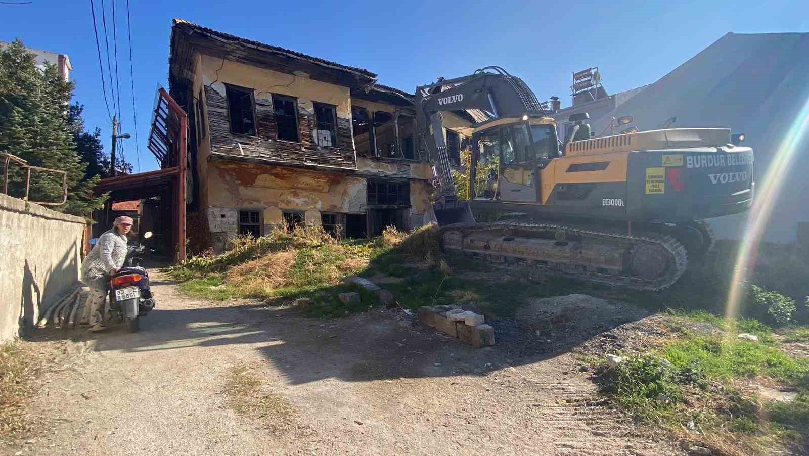 Metruk bina yıkımı yarıda kaldı, evime zarar geliyor dedi ortalığı birbirine kattı 11 metruk bina yikimi yarida kaldi evime zarar geliyor dedi ortaligi birbirine katti 7 dXYKaNgH