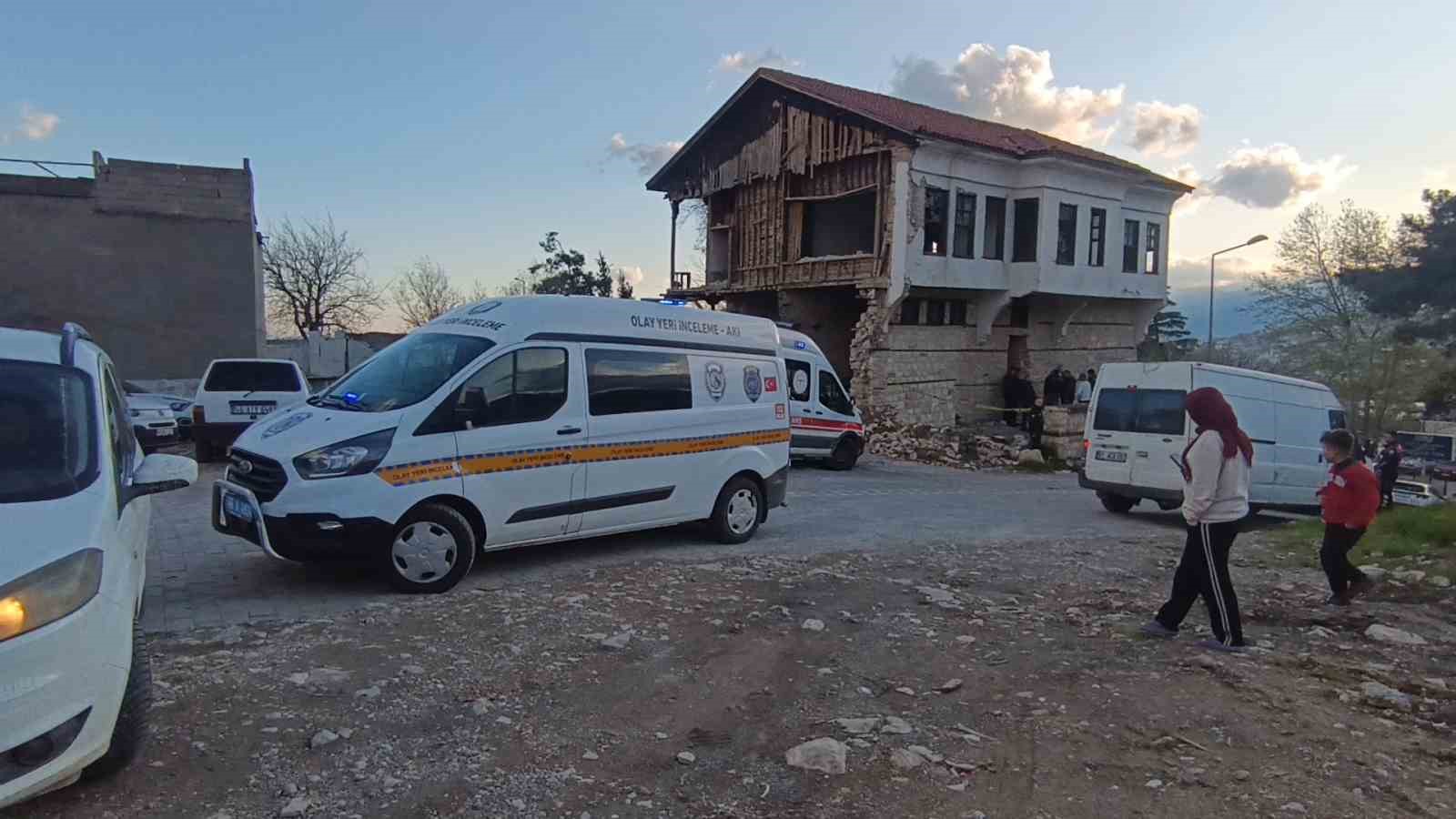 Metruk binada erkek cesedi bulundu 11 metruk binada erkek cesedi bulundu 7