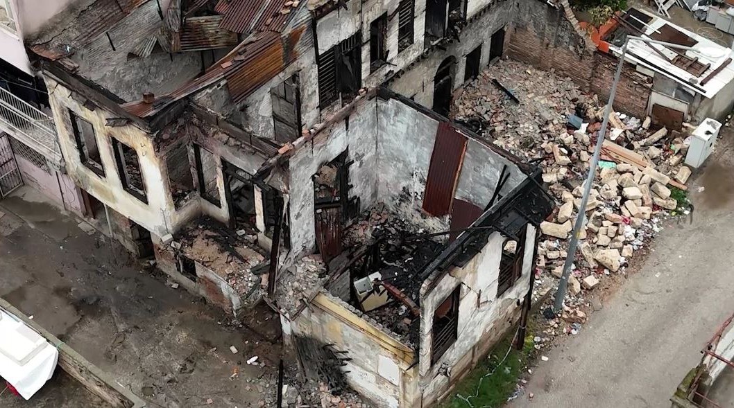metruk binanin bir bolumu gurultuyle yikildi mahalleli deprem sandi 1
