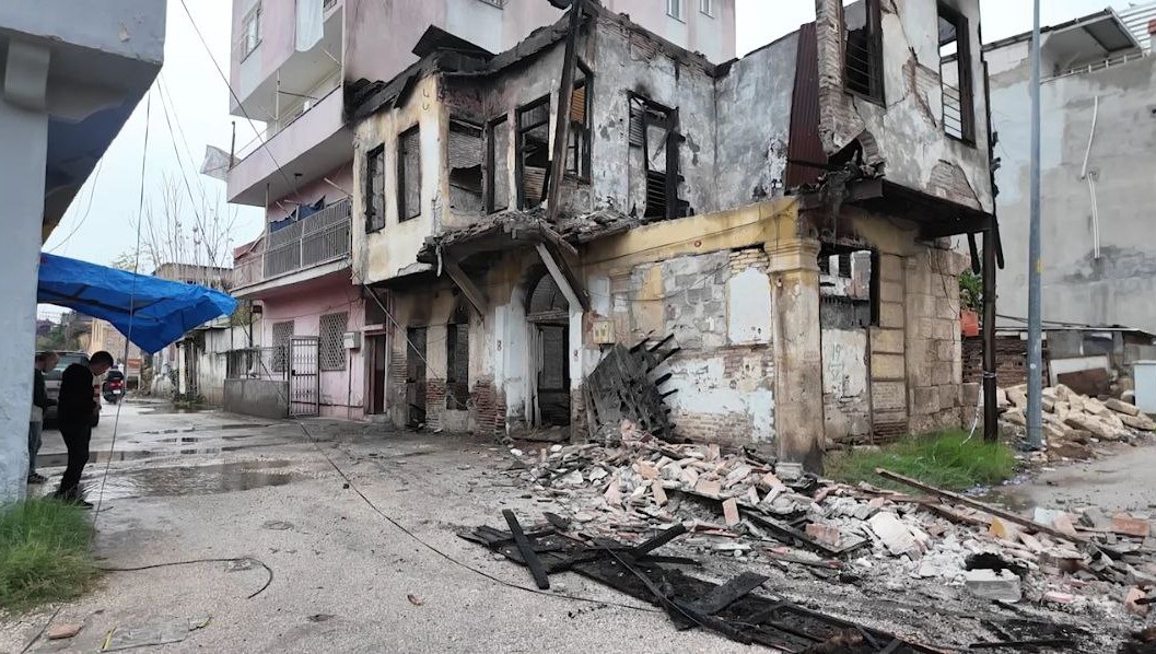 metruk binanin bir bolumu gurultuyle yikildi mahalleli deprem sandi 4 H5R17hbQ
