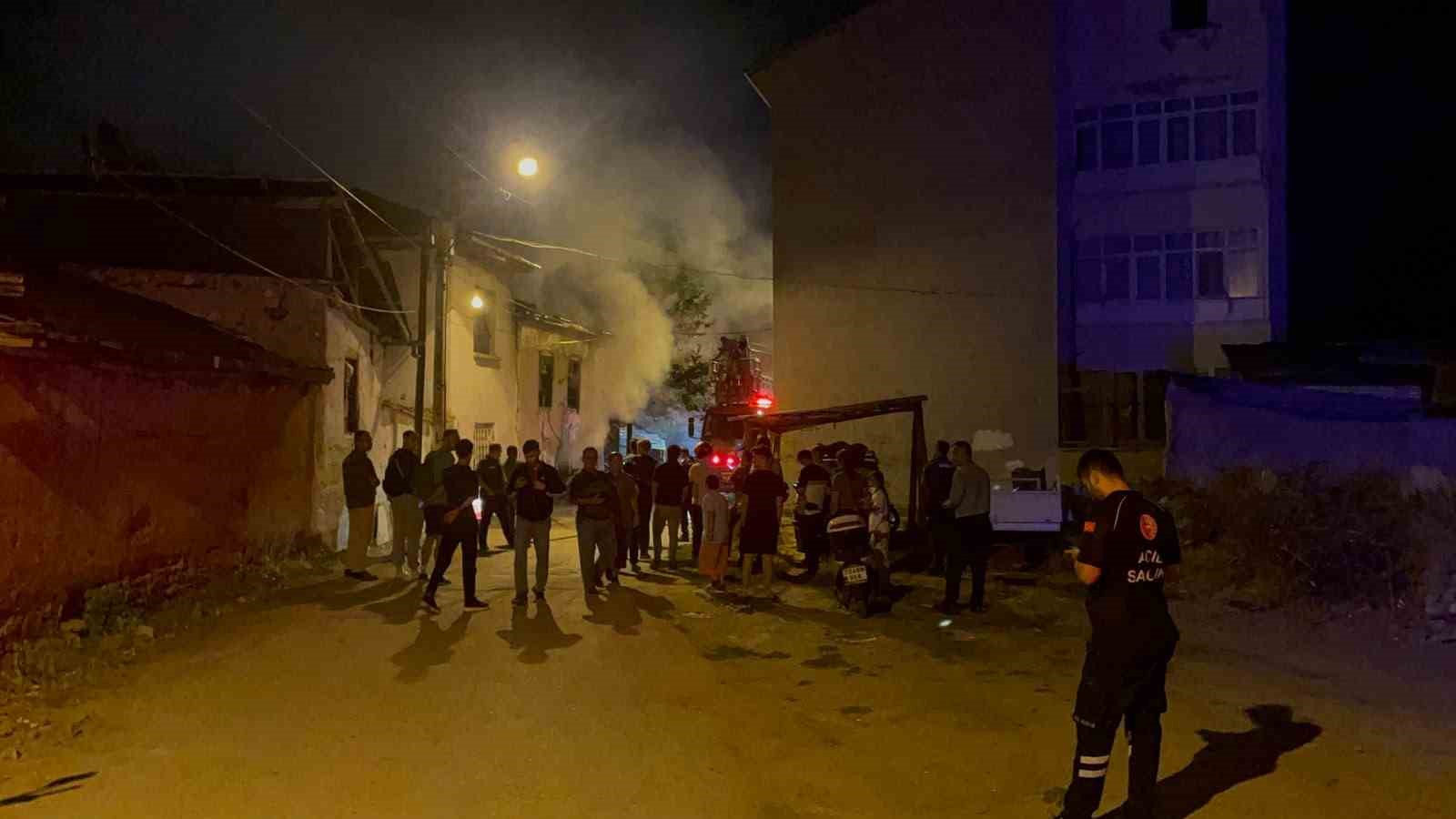 metruk evde cikan yangin mahalleliyi sokaga doktu 3 m7yURmft