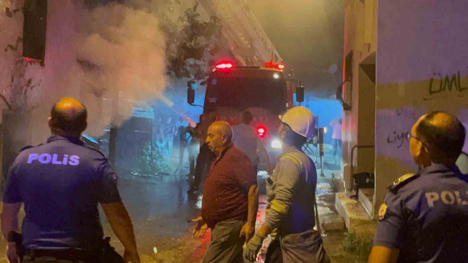 metruk evde cikan yangin mahalleliyi sokaga doktu 4 YTqFTOMY