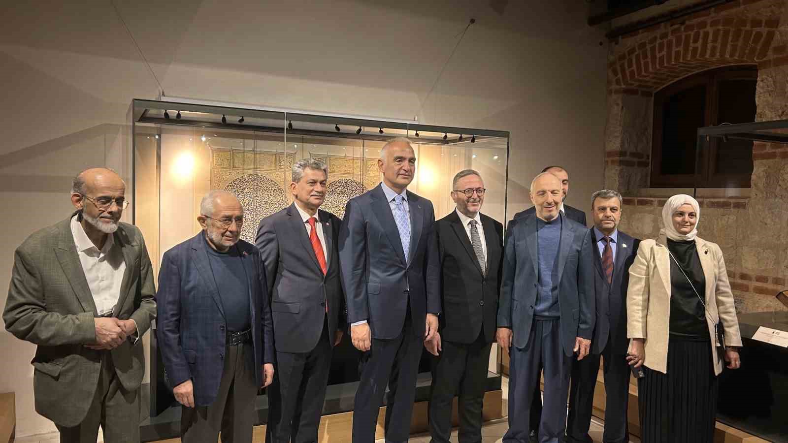mevlananin 7 asirlik mesnevi mirasi mana ve nakis muzehhep mesneviler yazma eser sergisinde anlatildi tOIVdgpp