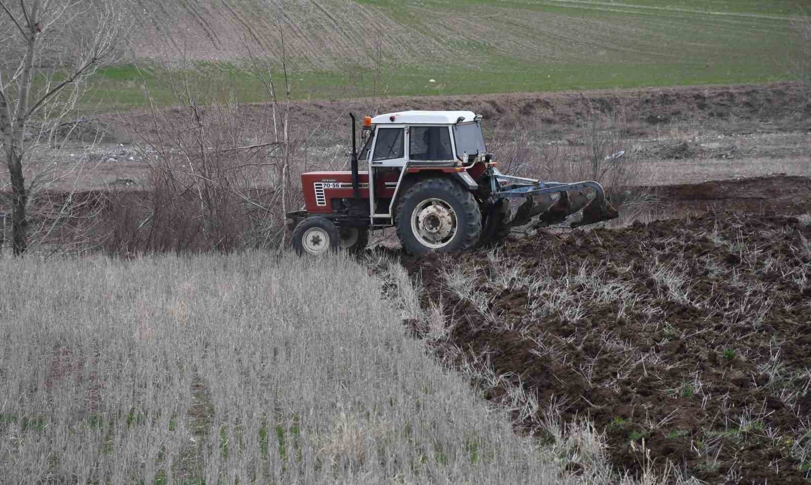 mevsim yagmurlari oncesi ciftciler gubre mesaisine basladi 1 pMNgyHCu
