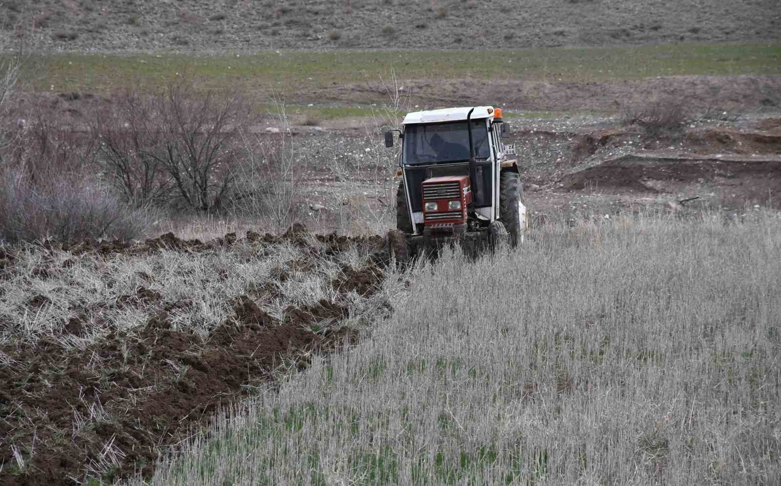 mevsim yagmurlari oncesi ciftciler gubre mesaisine basladi 2 7MtwejJN