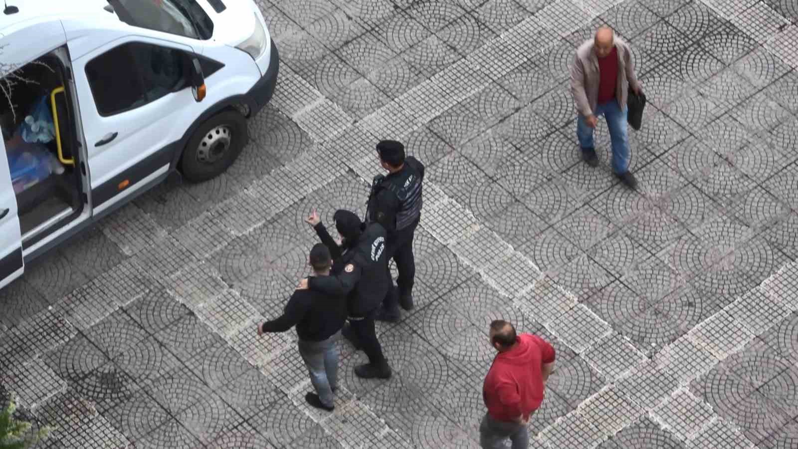 meydanda ucan tekmeli kavga 1 9atynAWR