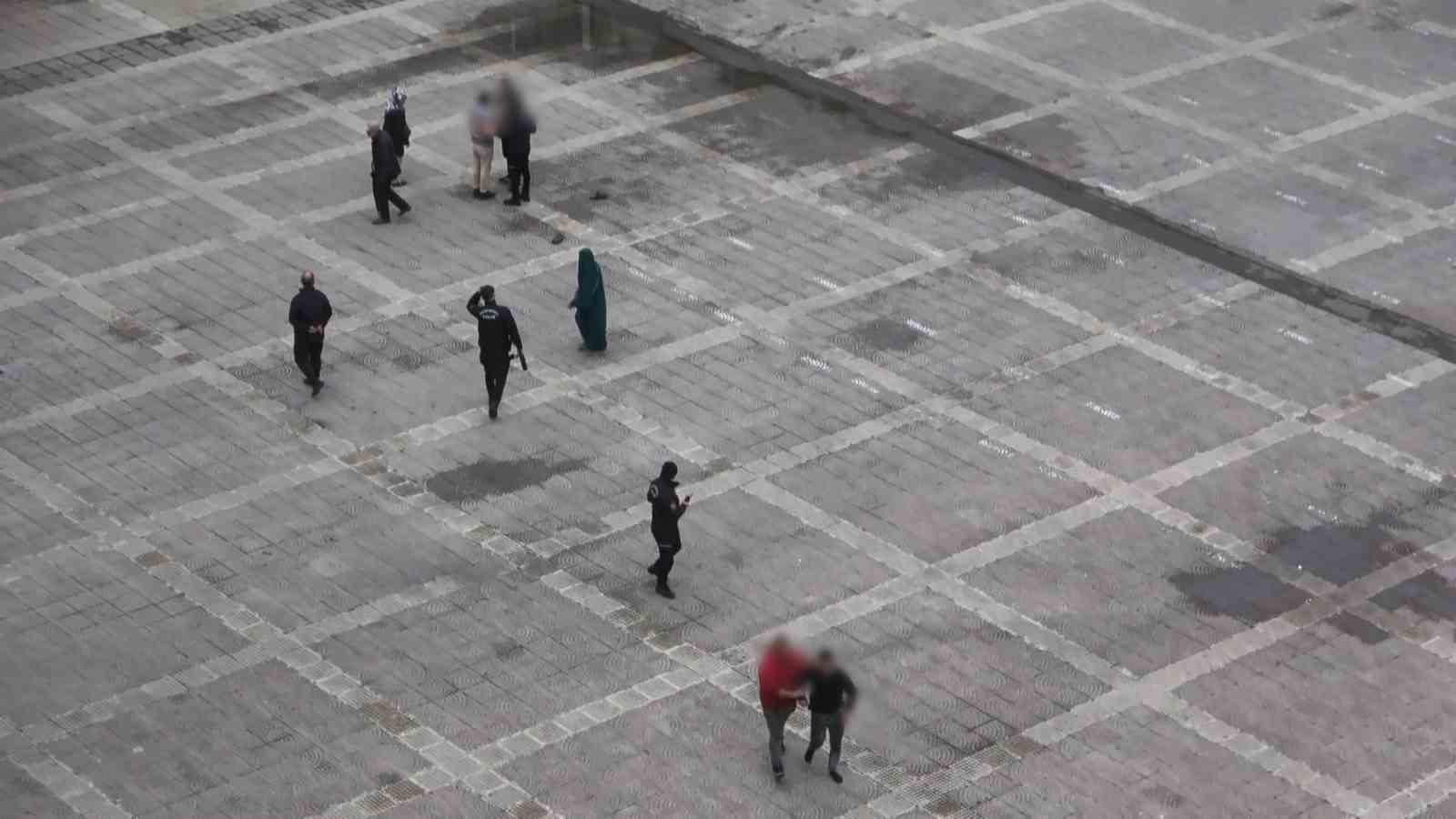 meydanda ucan tekmeli kavga 5 umi2B8Rj
