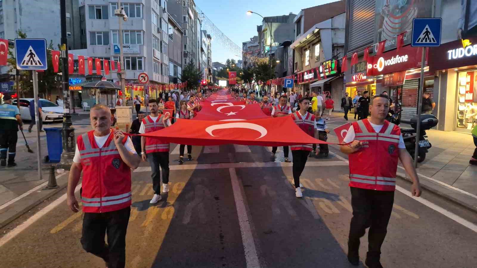 Meydanlar kırmızı beyaza büründü: Tekirdağ’da 15 Temmuz’da yüzlerce kişi tek yürek oldu 4 meydanlar kirmizi beyaza burundu tekirdagda 15 temmuzda yuzlerce kisi tek yurek oldu 0 GplqDNeD