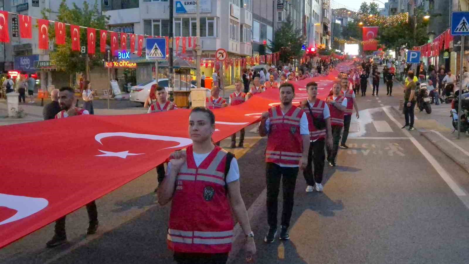 Meydanlar kırmızı beyaza büründü: Tekirdağ’da 15 Temmuz’da yüzlerce kişi tek yürek oldu 5 meydanlar kirmizi beyaza burundu tekirdagda 15 temmuzda yuzlerce kisi tek yurek oldu 1 UTRz1f56
