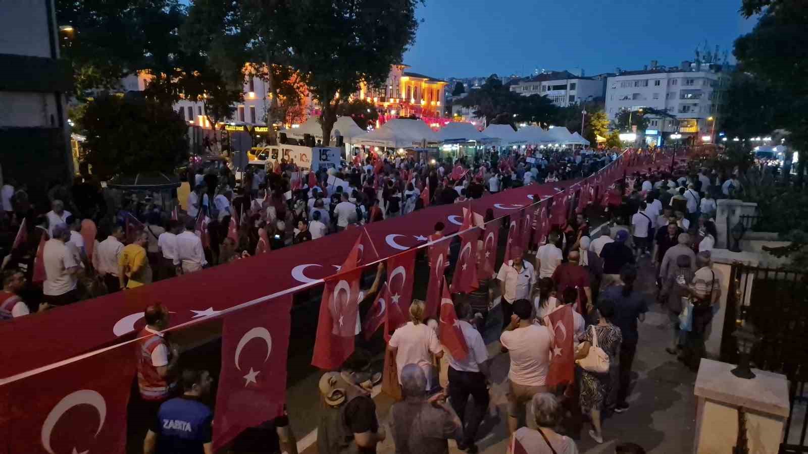 Meydanlar kırmızı beyaza büründü: Tekirdağ’da 15 Temmuz’da yüzlerce kişi tek yürek oldu 6 meydanlar kirmizi beyaza burundu tekirdagda 15 temmuzda yuzlerce kisi tek yurek oldu 2 qADX8Egh