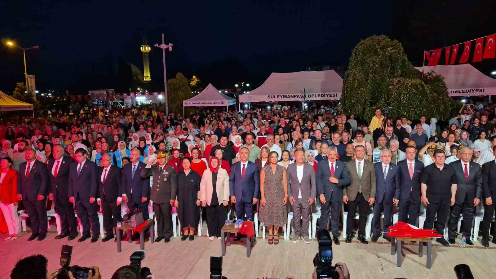 Meydanlar kırmızı beyaza büründü: Tekirdağ’da 15 Temmuz’da yüzlerce kişi tek yürek oldu 7 meydanlar kirmizi beyaza burundu tekirdagda 15 temmuzda yuzlerce kisi tek yurek oldu 3 r2rOrQIi