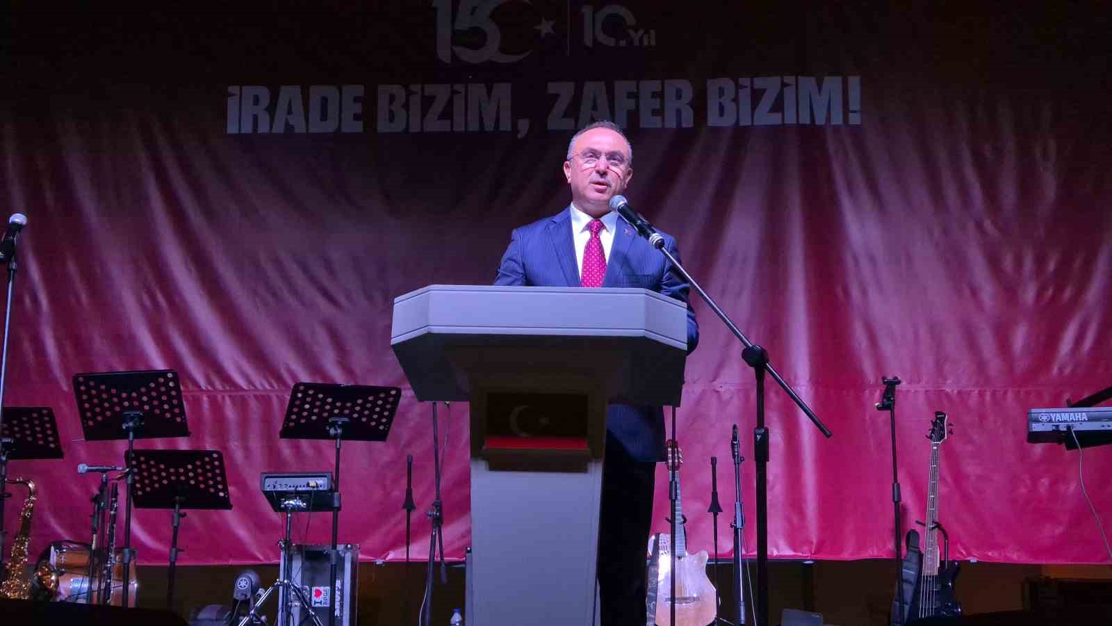 Meydanlar kırmızı beyaza büründü: Tekirdağ’da 15 Temmuz’da yüzlerce kişi tek yürek oldu 8 meydanlar kirmizi beyaza burundu tekirdagda 15 temmuzda yuzlerce kisi tek yurek oldu 4