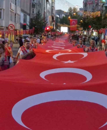meydanlar-kirmizi-beyaza-burundu-tekirdagda-15-temmuzda-yuzlerce-kisi-tek-yurek-oldu-i3Mpeuh4.jpg