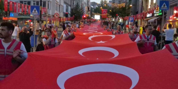 meydanlar-kirmizi-beyaza-burundu-tekirdagda-15-temmuzda-yuzlerce-kisi-tek-yurek-oldu-i3Mpeuh4.jpg