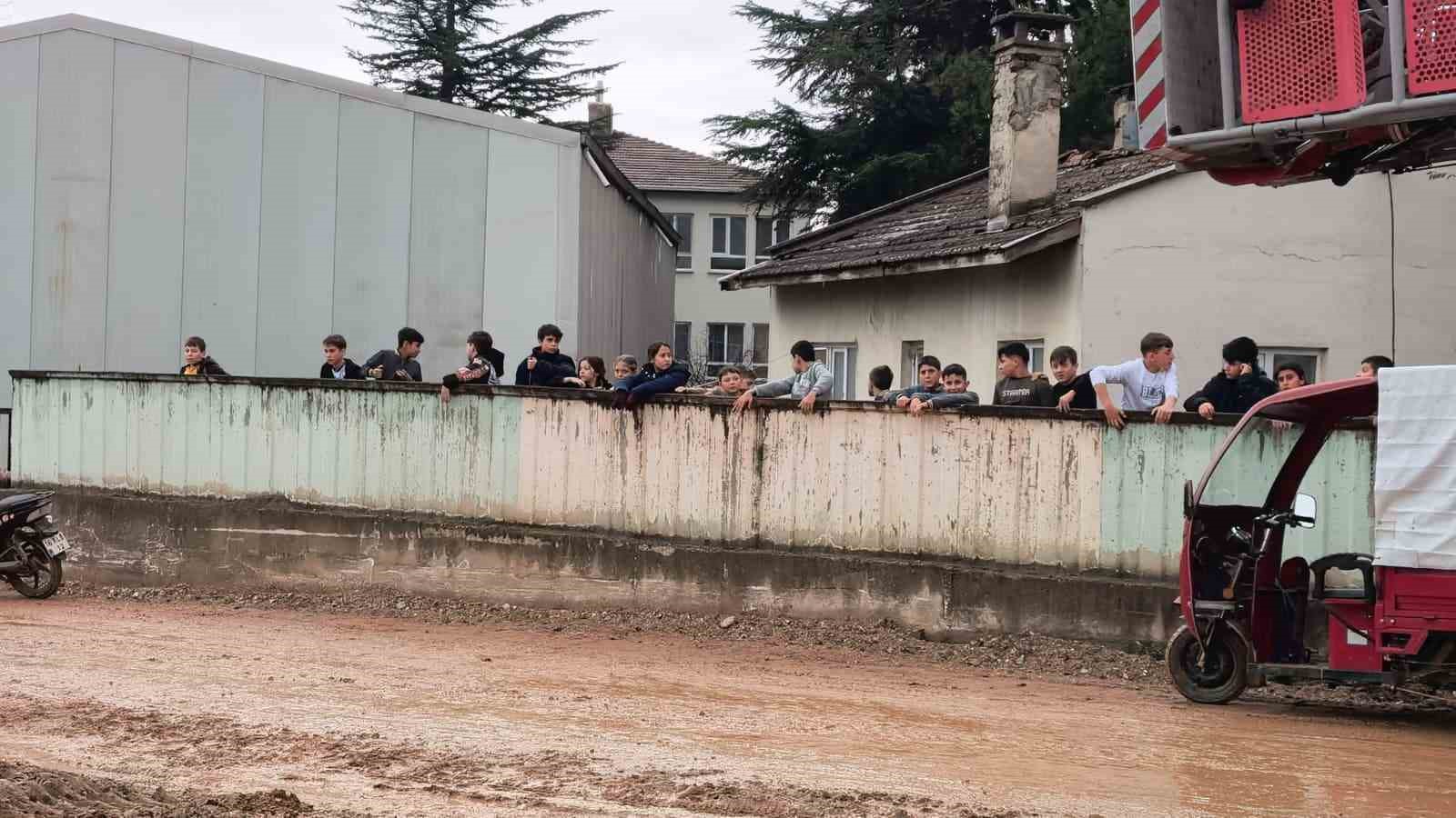 meyve kasalarinin bulundugu depo kule dondu 2 IsENb9Kp