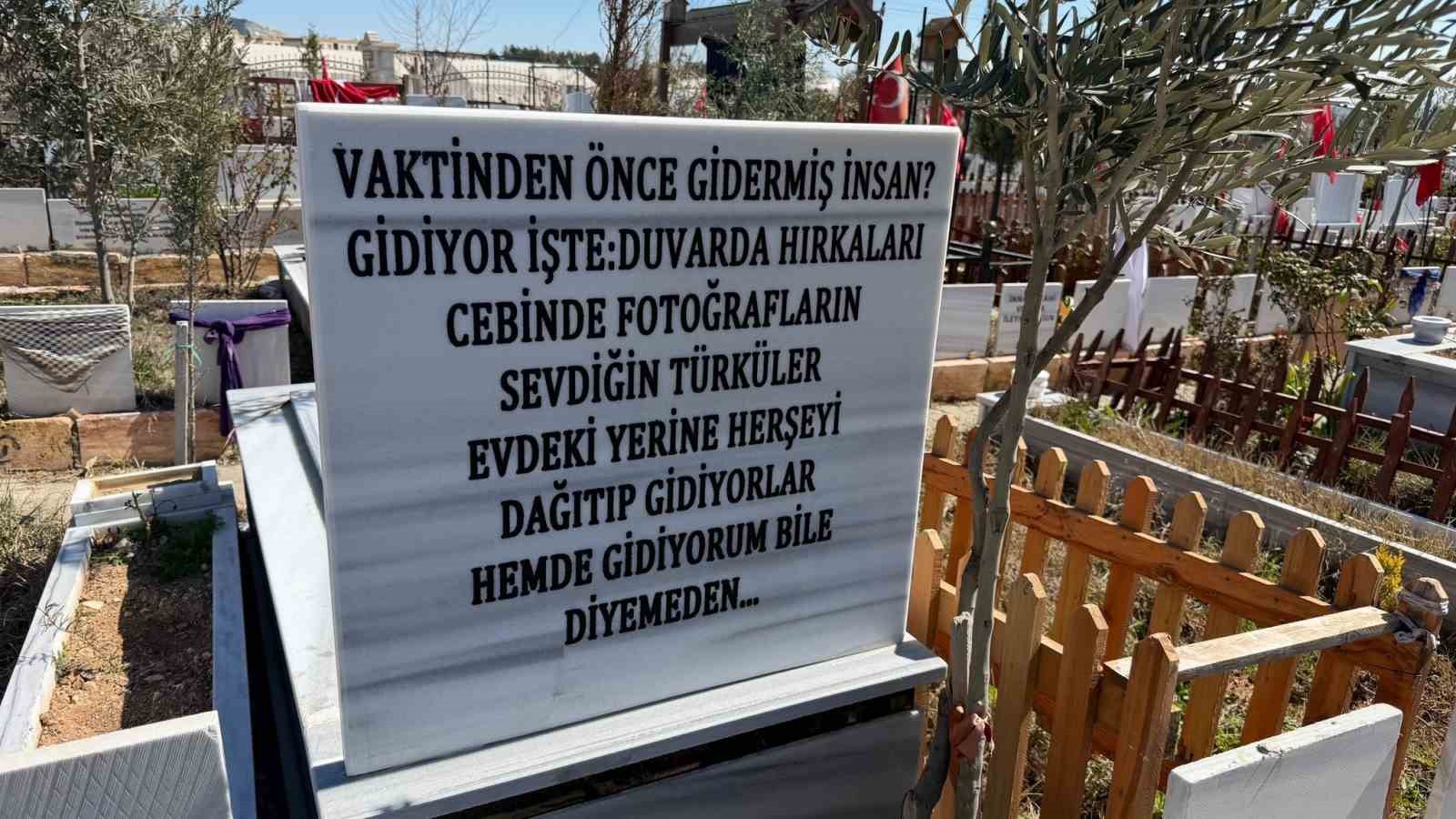 mezar taslarindaki her bir yazi huzne boguyor 3 sajulRcY