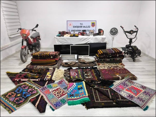mezarciyiz deyip 20 evi soyan 2 supheli yakalandi 1 PfzZveaI