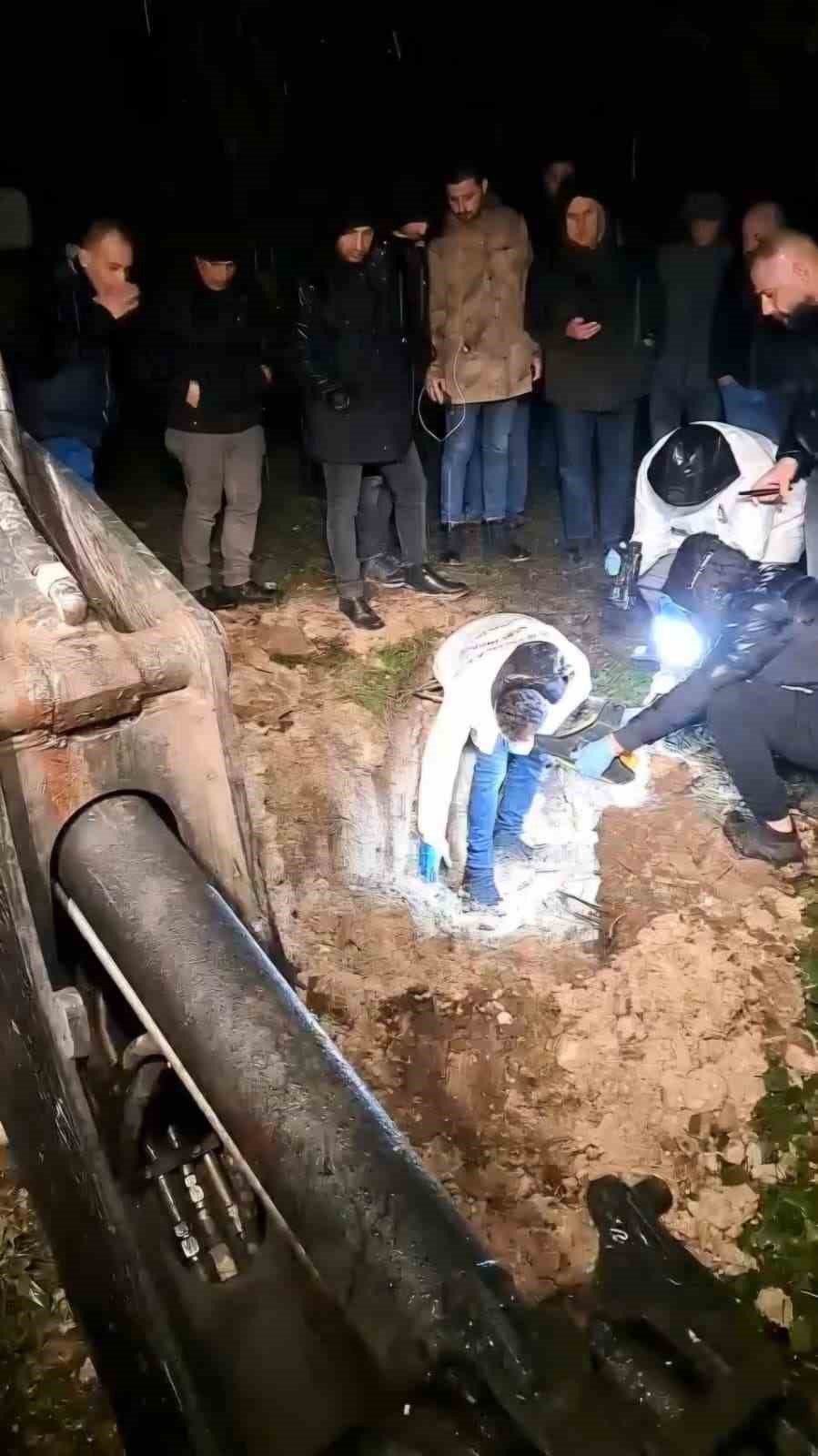 Mezarlığa gömülen esrarengiz paket mahalleliyi ayağa kaldırdı 5 mezarliga gomulen esrarengiz paket mahalleliyi ayaga kaldirdi 1 CkZPKnsc