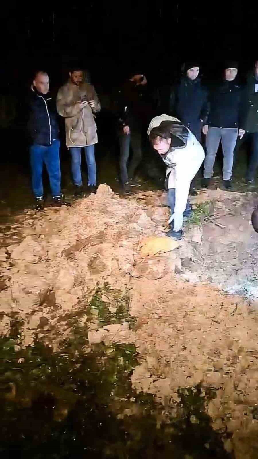 Mezarlığa gömülen esrarengiz paket mahalleliyi ayağa kaldırdı 6 mezarliga gomulen esrarengiz paket mahalleliyi ayaga kaldirdi 2
